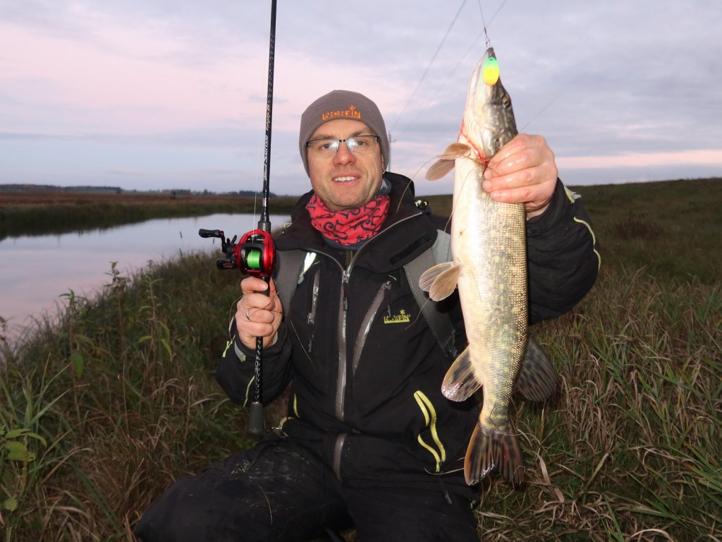 Валерий Сикиржицкий со щукой на осеннем канале