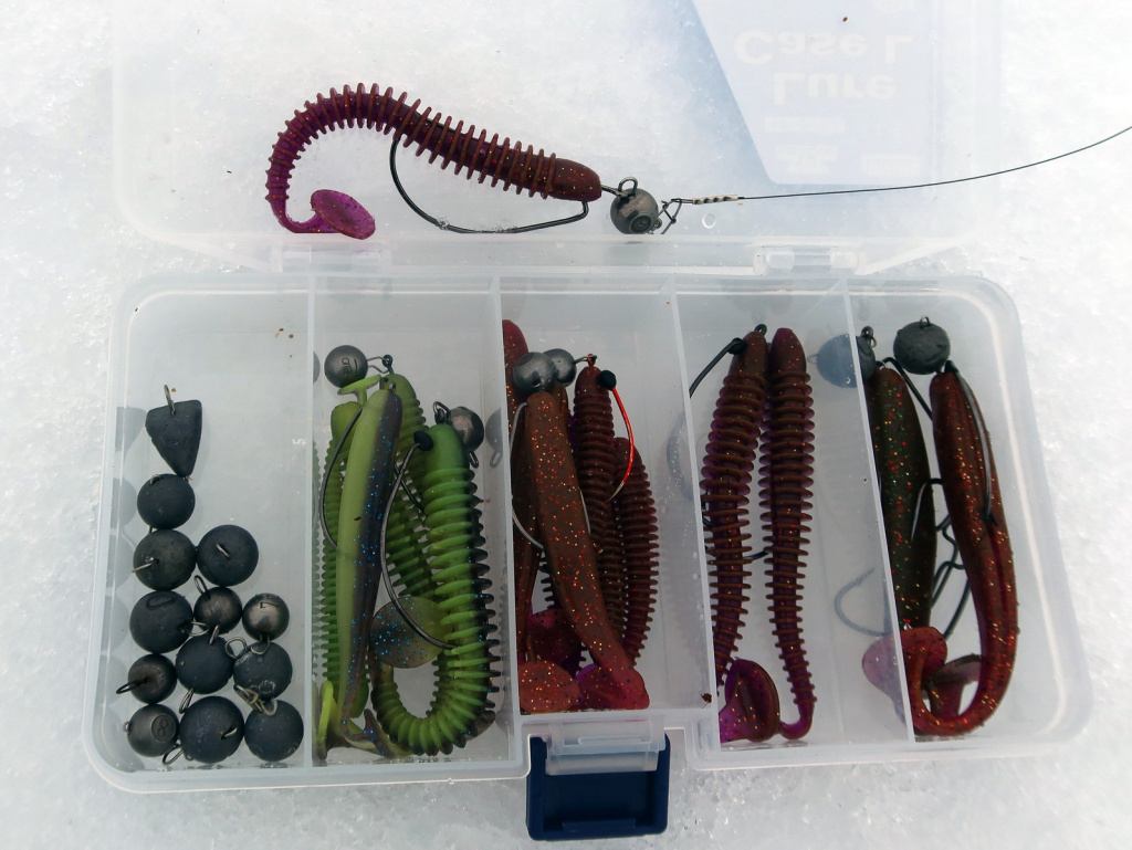 Оснащенные офсетом приманки Lucky John Spark Tail в коробке с чебурашками