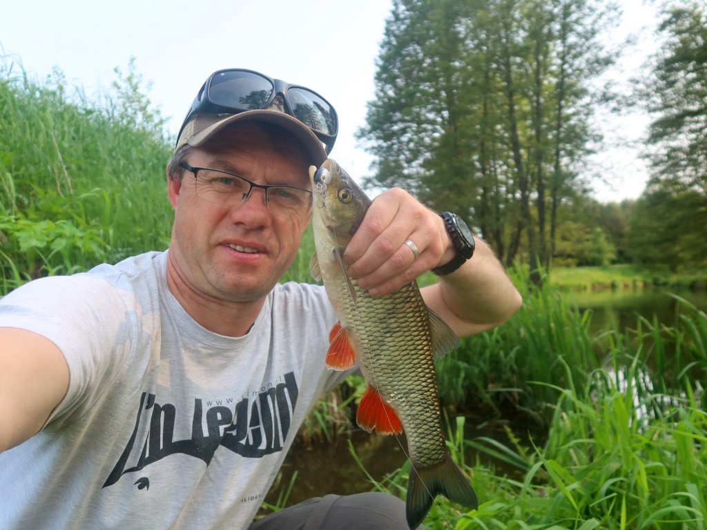Валерий Сикиржицкий с голавлём на малой реке