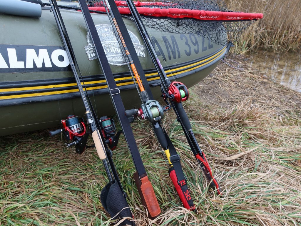 Собранные спиннинги возле лодки