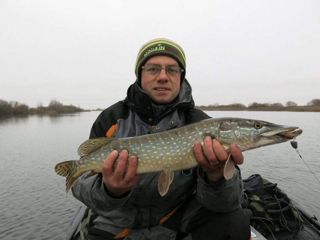 Валерий Сикиржицкий со щукой в лодке