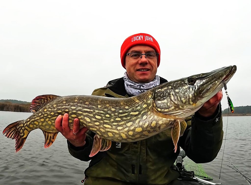 Валерий Сикиржицкий с крупной щукой Валерий Сикиржицкий с крупной щукой