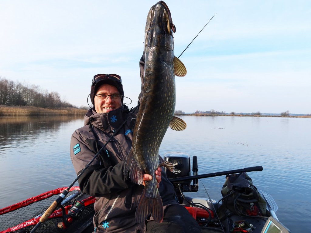 Спиннингист показывает крупную щуку