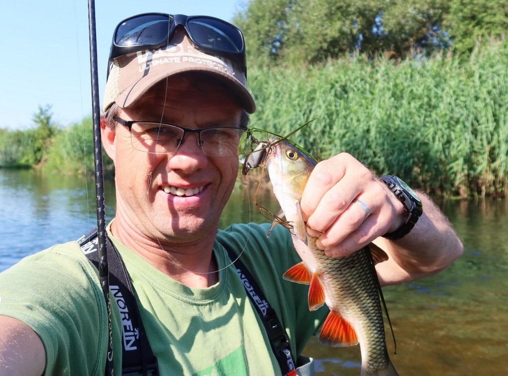 Валерий Сикиржицкий и летний голавль на воблер