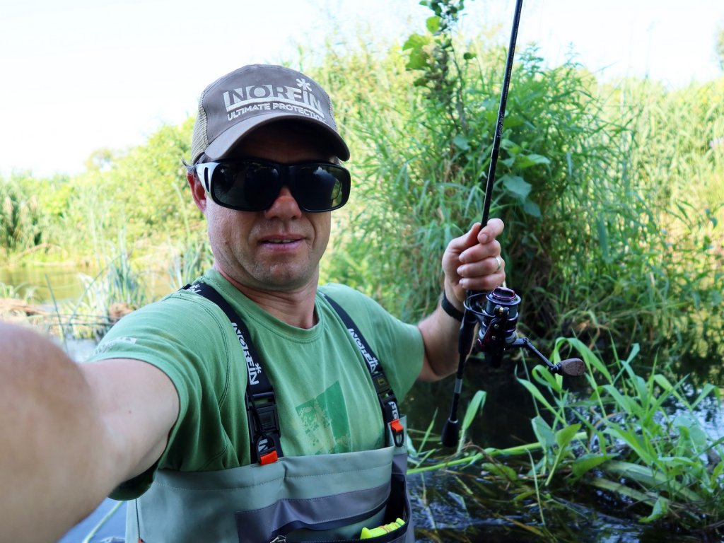 Селфи рыболова в забродном костюме
