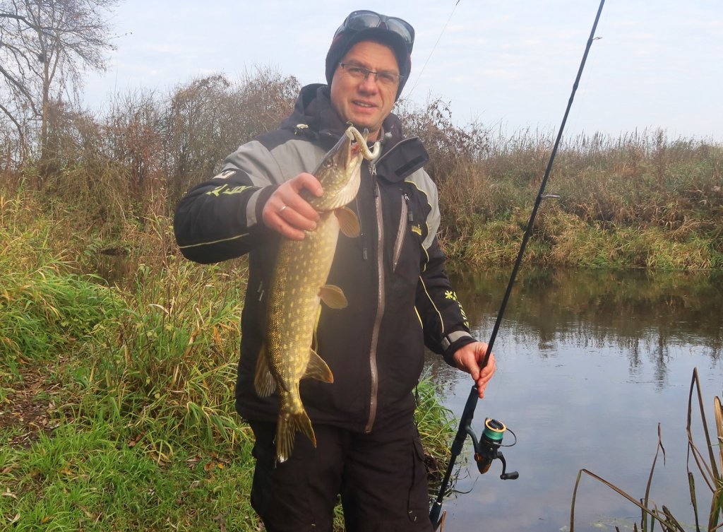 Валерий Сикиржицкий со щукой на берегу реки