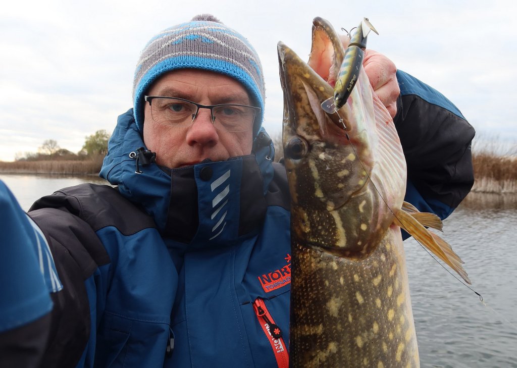 Валерий Сикиржицкий поймал щуку на воблер