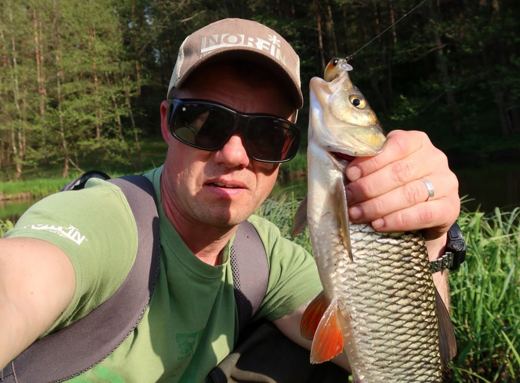 Валерий Сикиржицкий поймал голавля на воблер