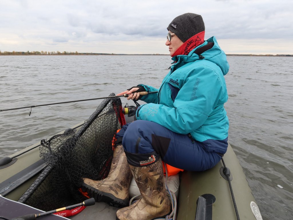 Рыбачка ловит спиннингом осенью