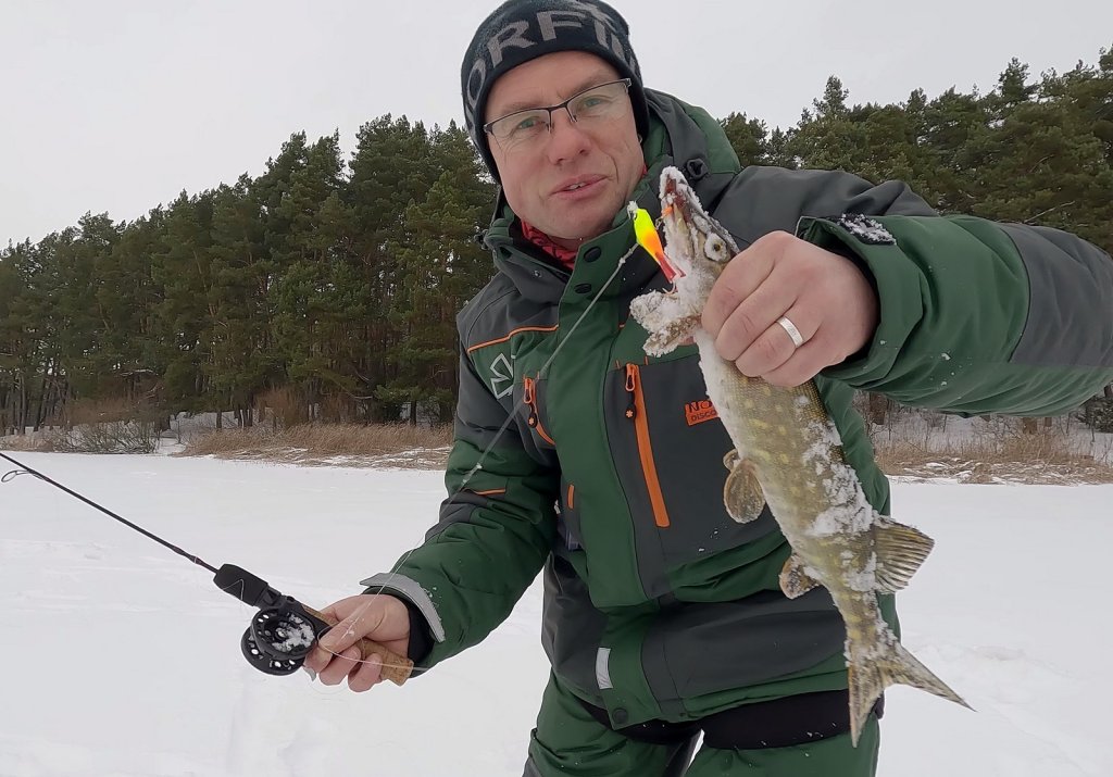 Валерий Сикиржицкий с небольшой балансирной щукой