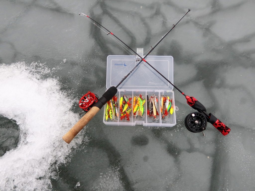 Две удочки и коробка с балансирами на льду