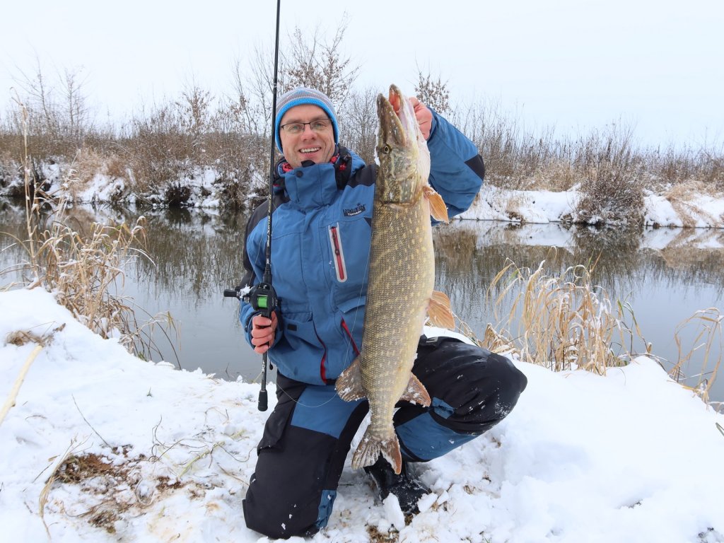 Валерий Сикиржицкий с крупной щукой на зимней реке