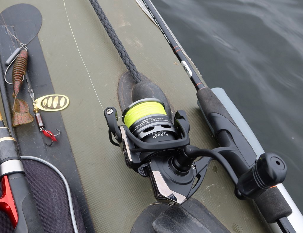 Твистер. вертушка и спиннинговая снасть в лодке