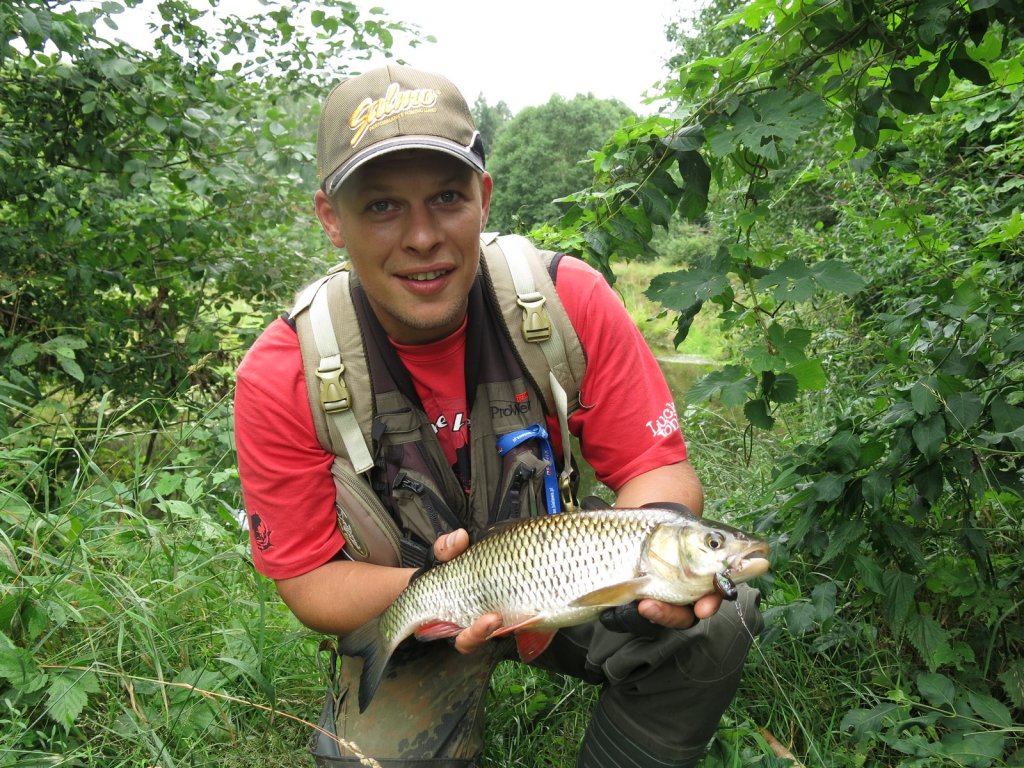 Спиннингист поймал голавля на воблер