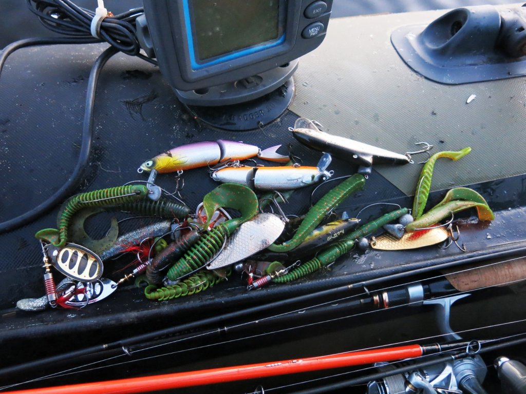 Набор приманок на борту лодки