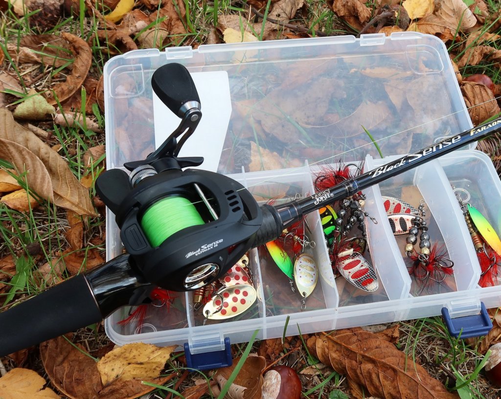 Кастинговая снасть и коробка с вертушками