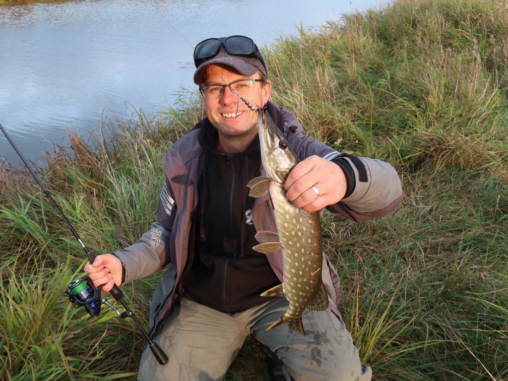 Валерий Сикиржицкий со щукой на берегу