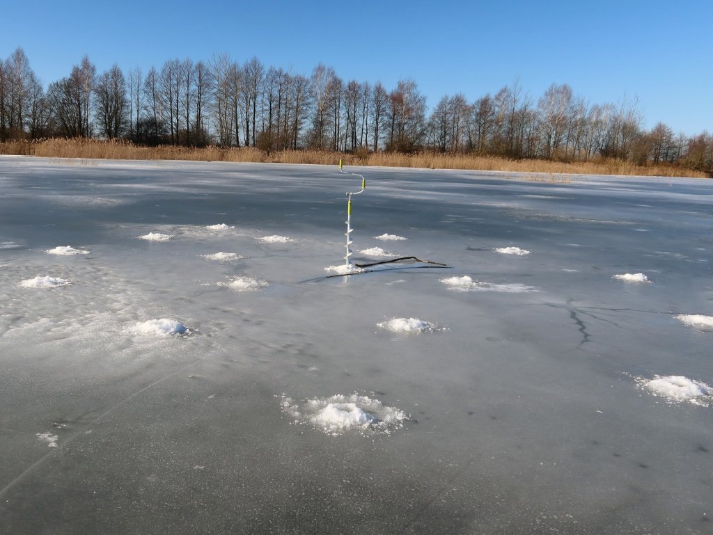 На точке насверлены лунки