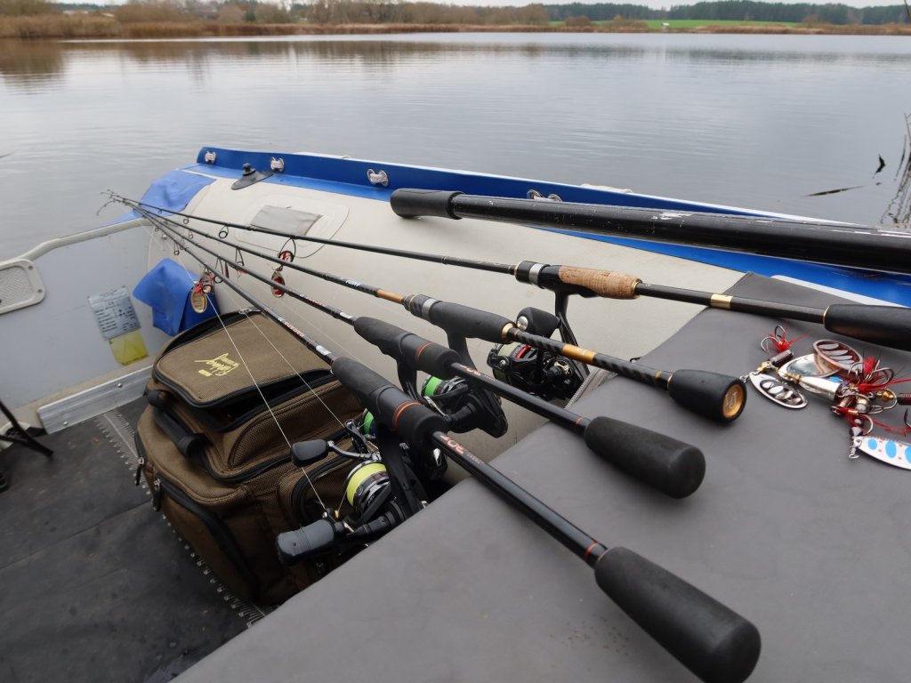 Спиннинги и вертушки в лодке