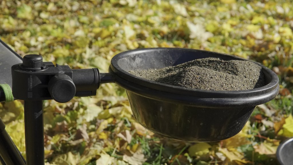 Таз Feeder Concept с прикормкой в нем