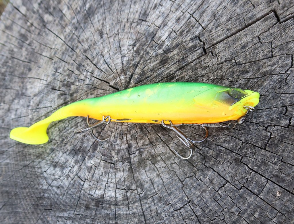 Оснащённый крупный виброхвост