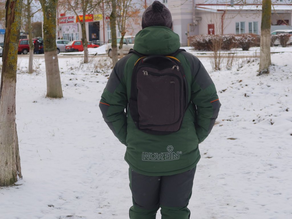 В зимнем костюме Norfin в городском парке