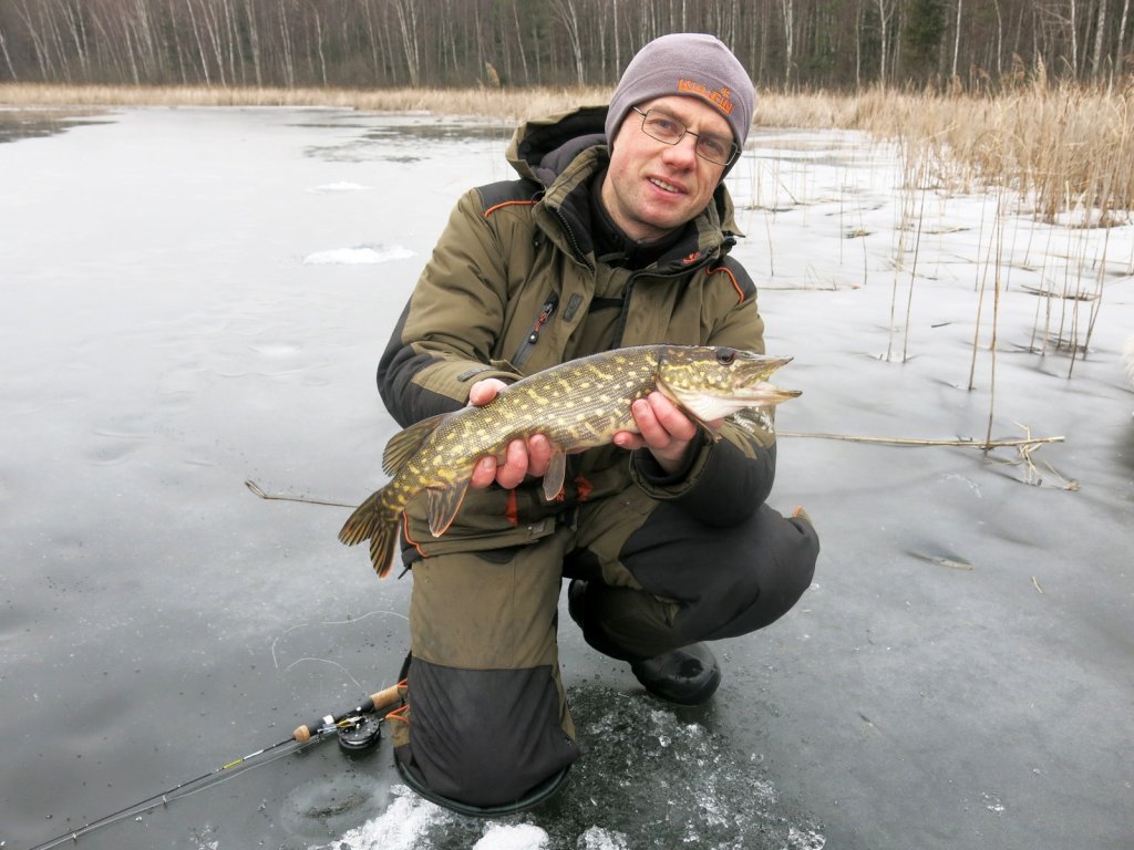 Валерий Сикиржицкий со щукой на льду озера Валерий Сикиржицкий со щукой на льду озера