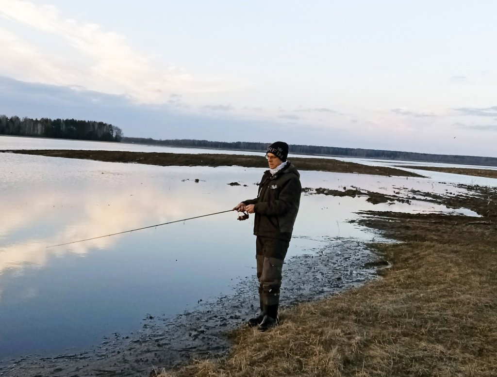 Спиннингист рыбачит на весеннем разливе