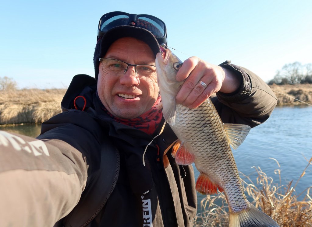 Валерий Сикиржицкий с голавлём весной