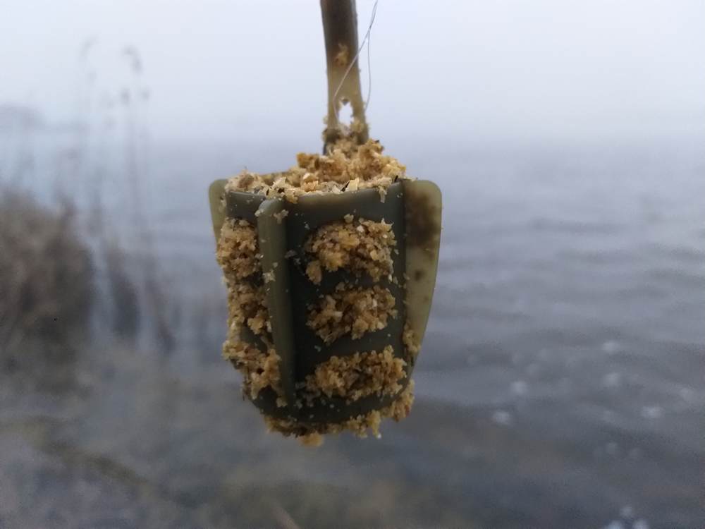 Пластиковая кормушка с крыльями забитая кормом Пластиковая кормушка с крыльями забитая кормом