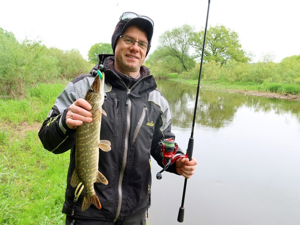 Валерий Сикиржицкий поймал щуку на реке