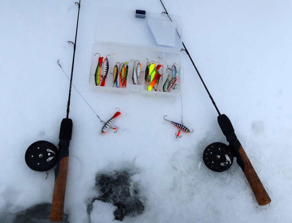 Зимние удочки и балансиры на льду