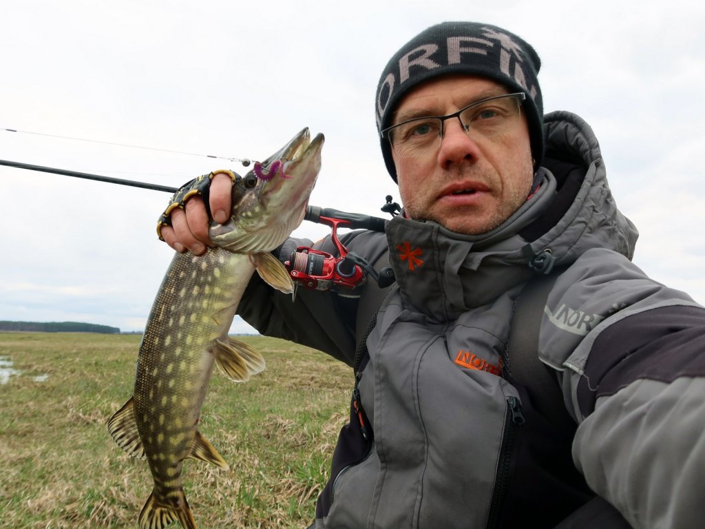 Валерий Сикиржицкий со спиннинговой снастью и щукой, пойманной на неё