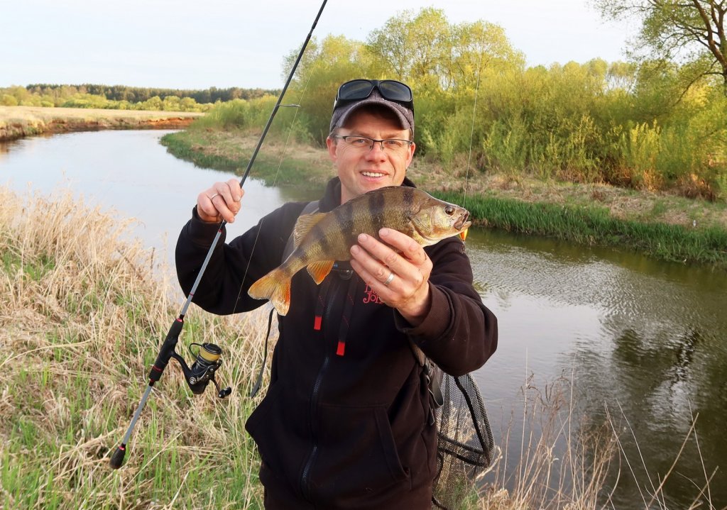 Крупный окунь клюнул у Валерия Сикиржицкого на реке