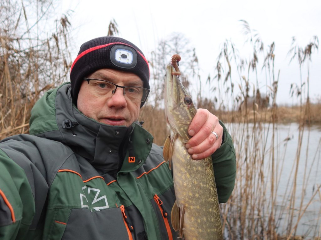 Валерий Сикиржицкий со щукой в тростнике на реке