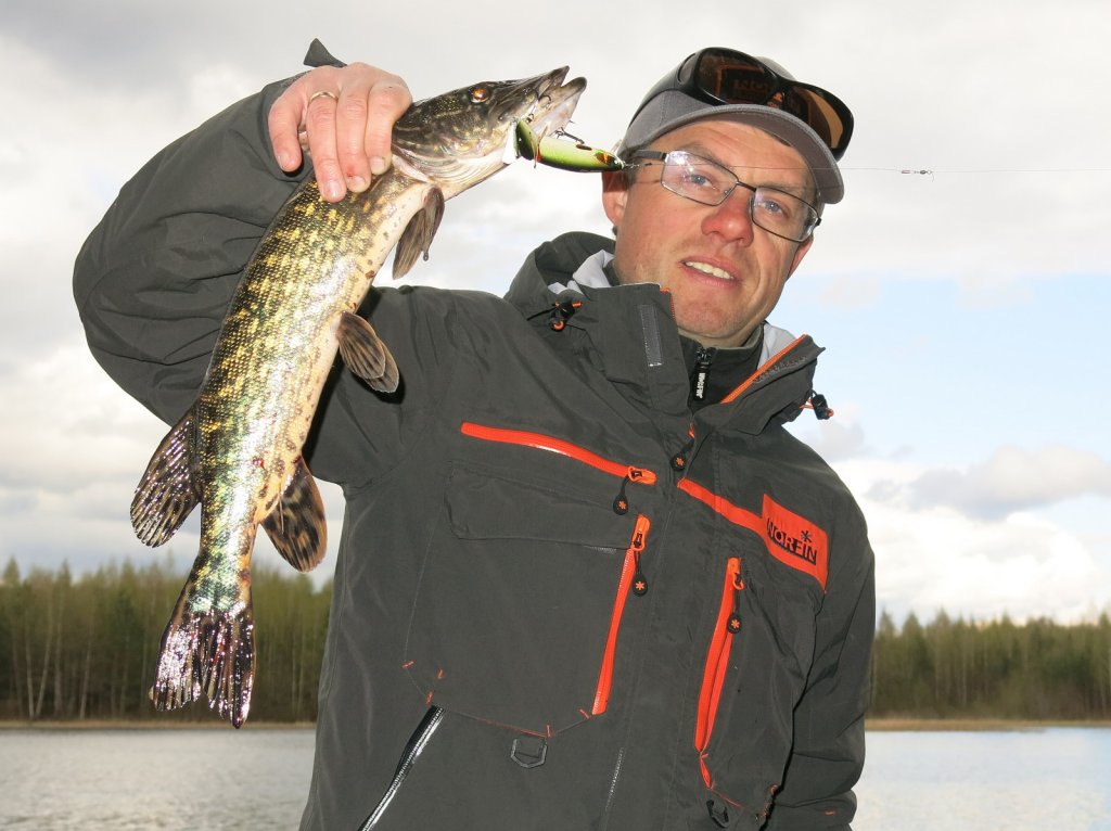 Валерий Сикиржицкий ловит щуку на воблер