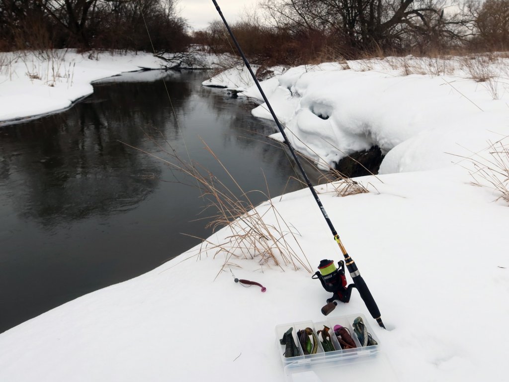 Спининговая снасть и приманки на зимней реке