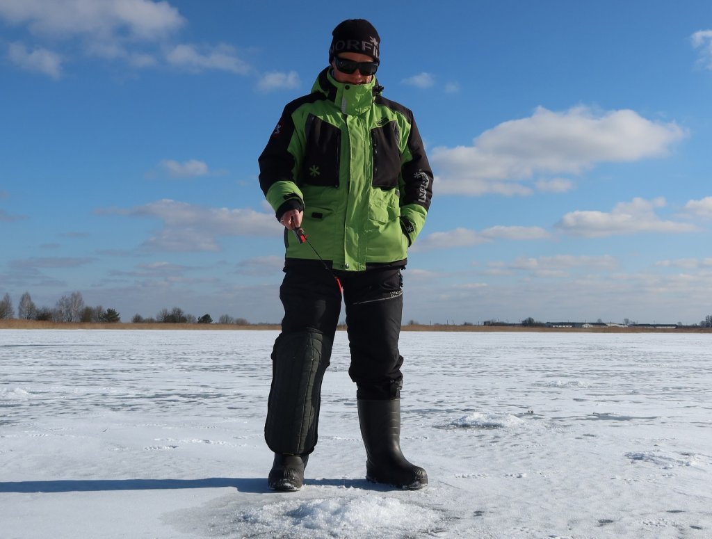 Рыболов ловит на балду