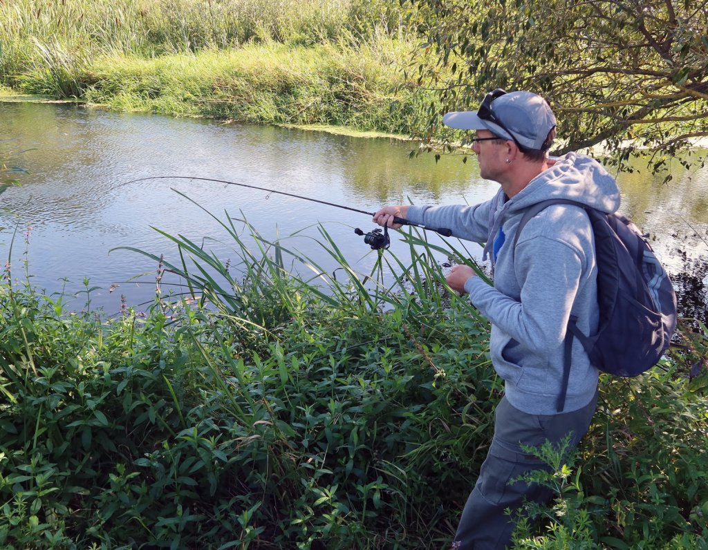 Рыболов выполняет "стреляющий" заброс спиннингом