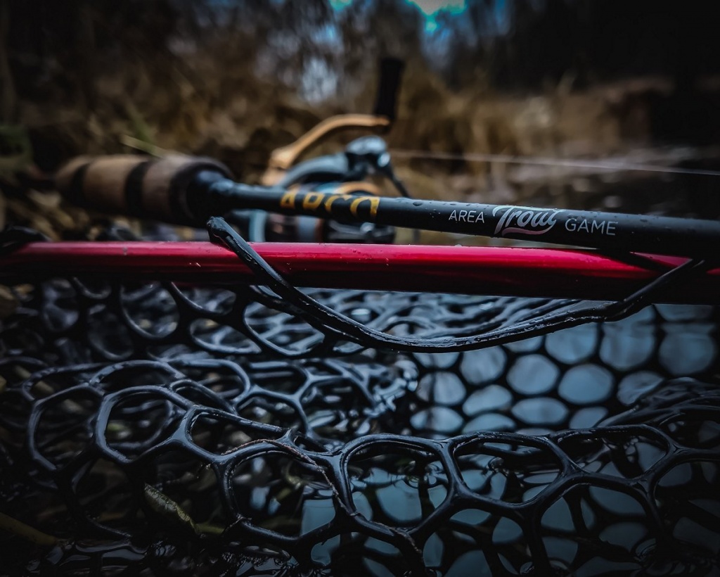 Спиннинг Area Trout Game и подсачек для ловли форели