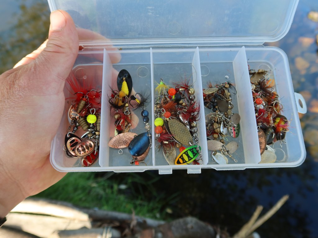 Коробка с мелкими вращающимися блёснами