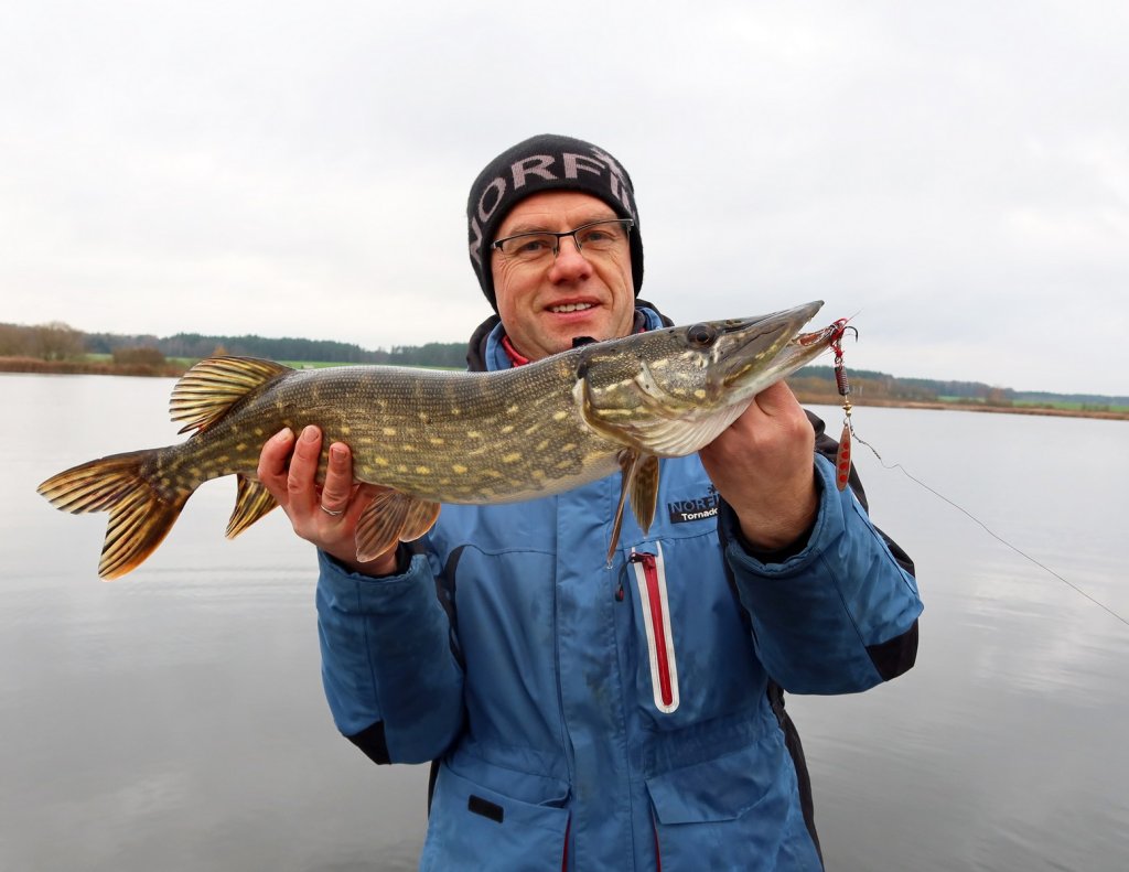 Щука клюёт у Валерия Сикиржицкого на вращалку