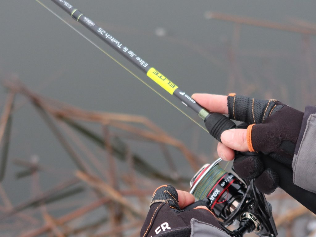 Спиннинг Salmo Elite Jig & Twitch 25 в руке