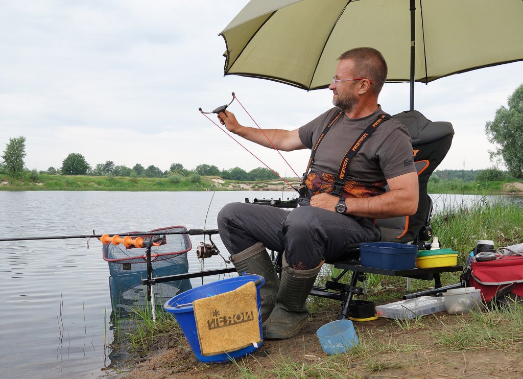 Рыболов прикармливает с помощью рогатки