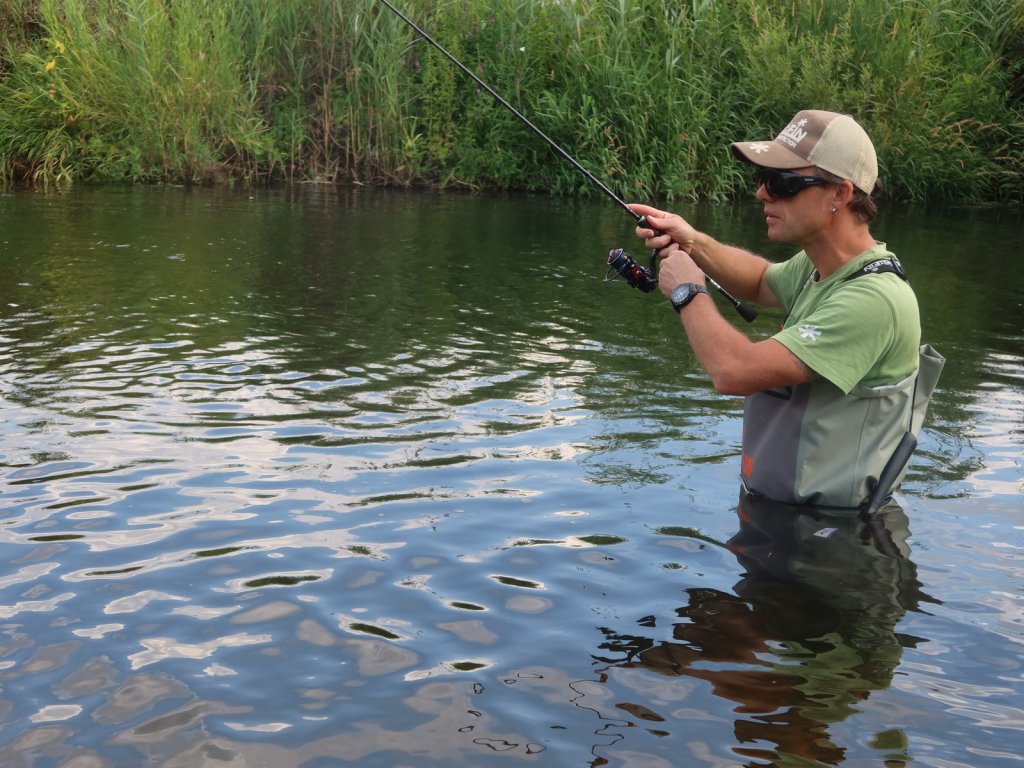 Рыболов ловит спиннингом взабродку