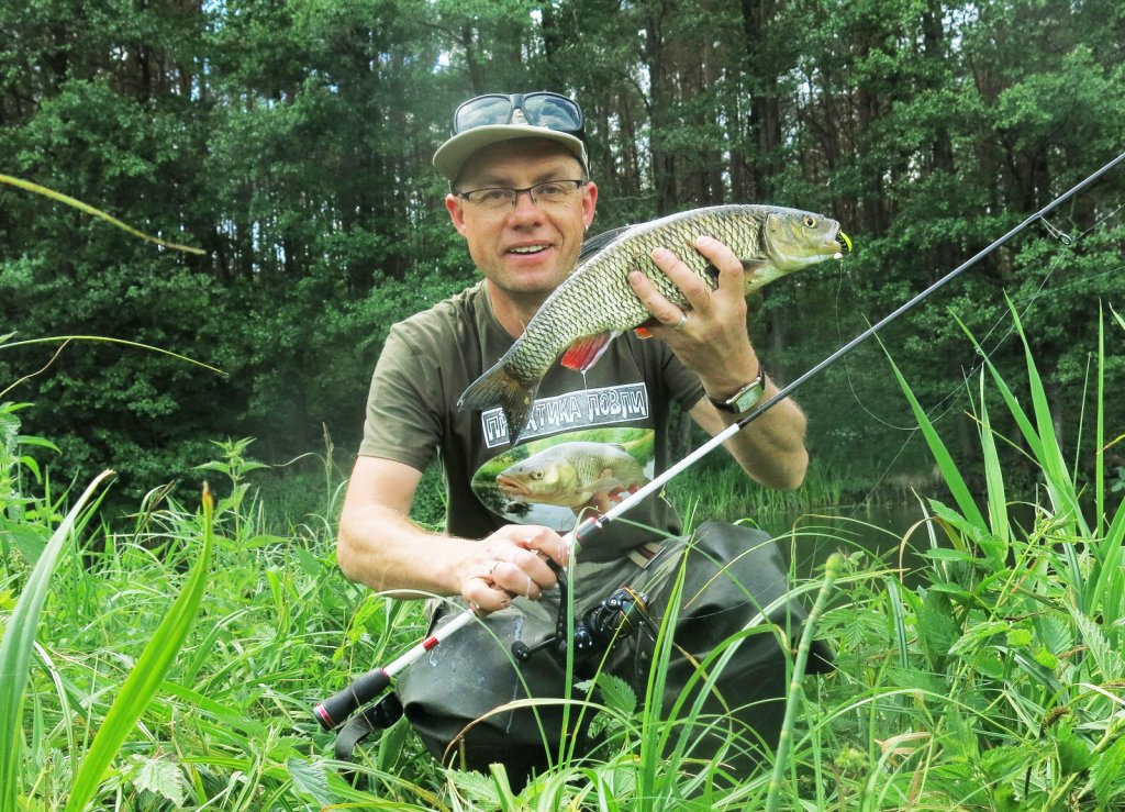 Валерий Сикиржицкий с голавлём на реке