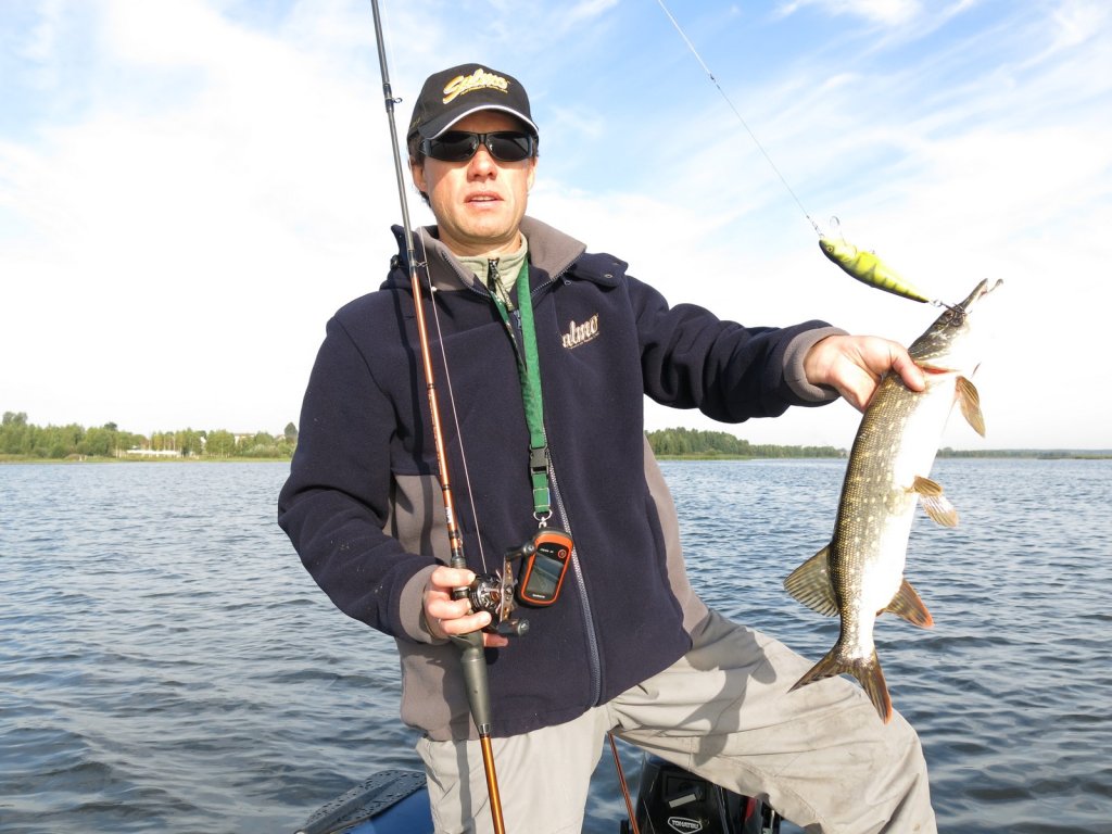 Рыболов со щукой в лодке Рыболов со щукой в лодке