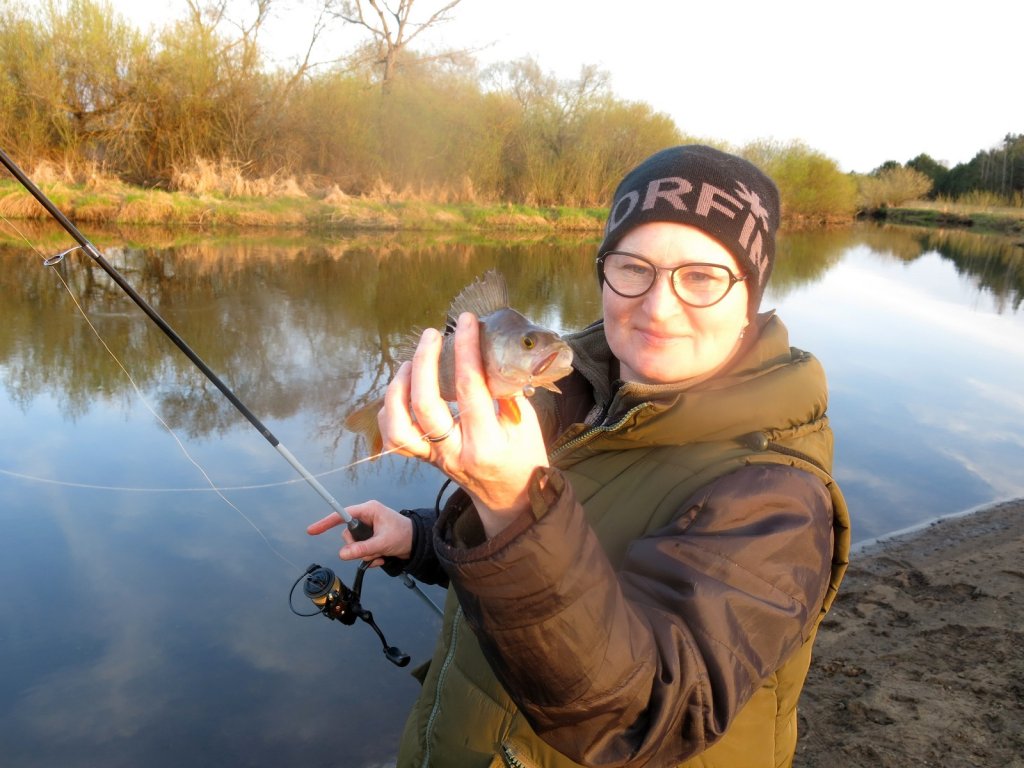 Рыбачка поймала окуня спиннингом