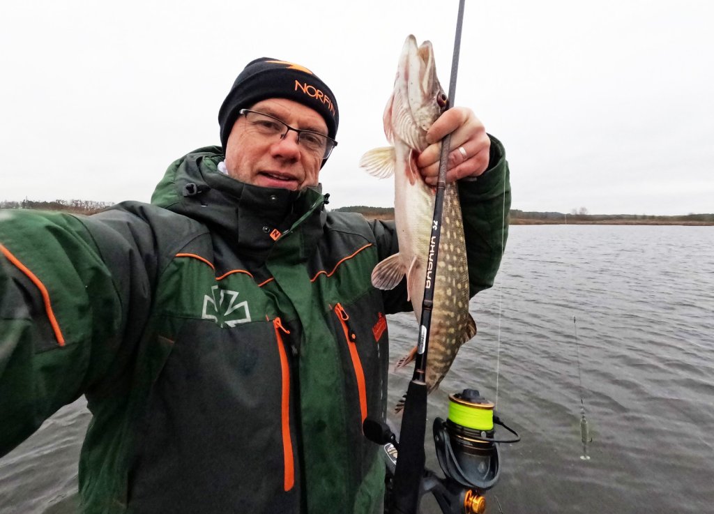 Валерий Сикиржицкий со щукой и снастью