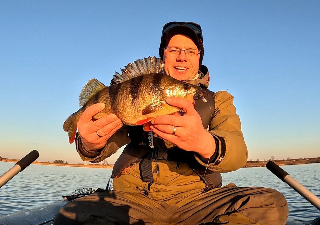 Валерий Сикиржицкий с крупным окунем в лодке Валерий Сикиржицкий с крупным окунем в лодке